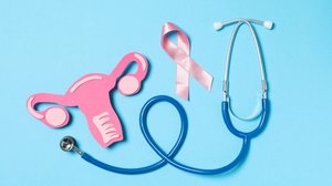 Estar atenta às mudanças no corpo é fundamental para reduzir riscos e aumentar as chances de diagnóstico precoce (Imagem: AtlasStudio | Shutterstock)