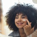 A proteção diária continua sendo uma das principais formas de prevenir o câncer de pele (Imagem: PeopleImages | Shutterstock)