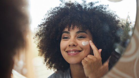 A proteção diária continua sendo uma das principais formas de prevenir o câncer de pele (Imagem: PeopleImages | Shutterstock)