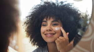 A proteção diária continua sendo uma das principais formas de prevenir o câncer de pele (Imagem: PeopleImages | Shutterstock)