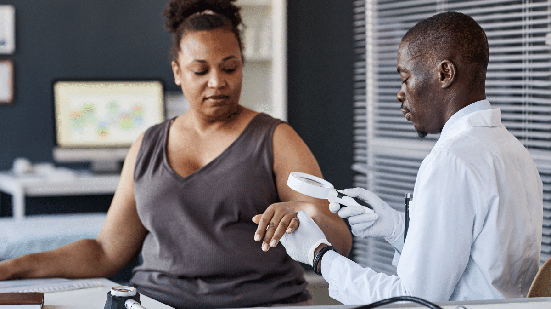 A prevenção do câncer de pele exige cuidados contínuos, proteção solar diária e consultas regulares com o dermatologista (Imagem: SeventyFour | Shutterstock)