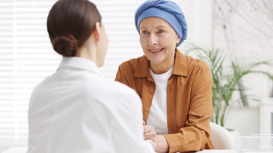 Criar uma rotina de cuidados e manter o acompanhamento médico em dia são atitudes essenciais para preservar a saúde e reduzir o risco de doenças (Imagem: New Africa | Shutterstock)