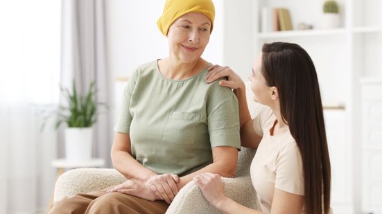 Desenvolver consciência sobre o próprio corpo e manter os exames de rotina é fundamental para prevenir a doença (Imagem: New Africa
 | Shutterstock)