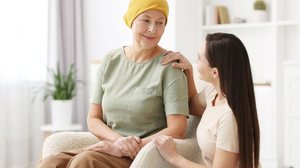 Desenvolver consciência sobre o próprio corpo e manter os exames de rotina é fundamental para prevenir a doença (Imagem: New Africa
 | Shutterstock)