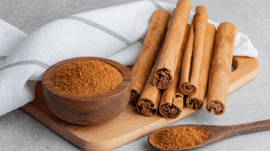 A canela é rica em compostos bioativos que podem favorecer diferentes aspectos da saúde (Imagem: Annmell_sun | Shutterstock)