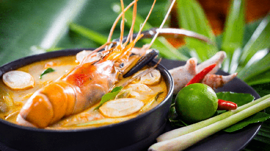 O capim-santo pode ser usado em sopas e caldos para para aromatizar o cozimento (Imagem: Nalidsa|Shutterstock)