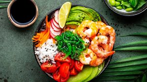 Poke com camarão (Imagem: 5PH | Shutterstock)