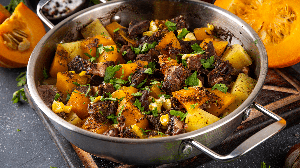Carne com abóbora e batata (Imagem: DronG | Shutterstock)