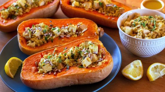 Abóbora recheada com cevada e tofu (Imagem: Monika_1 | Shutterstock)