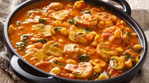 Curry de cogumelo com grão-de-bico e espinafre (Imagem: Sergii Koval | Shutterstock)