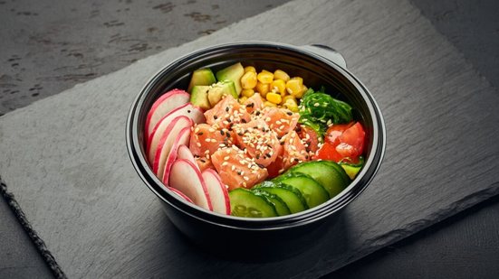 Poke de salmão (Imagem: Irina Burakova | Shutterstock)