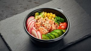 Poke de salmão (Imagem: Irina Burakova | Shutterstock)