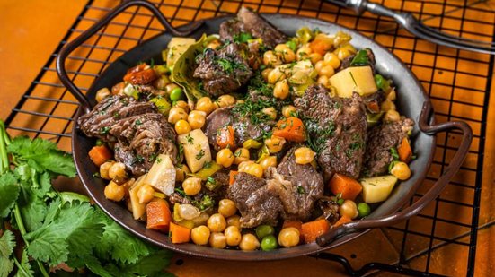 Refogado de carne com grão-de-bico e legumes (Imagem: Mironov Vladimir | Shutterstock)