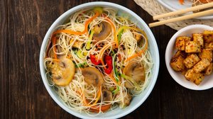Macarrão de arroz com tofu, cogumelo e legumes salteados (Imagem: Julia Metkalova | Shutterstock)
