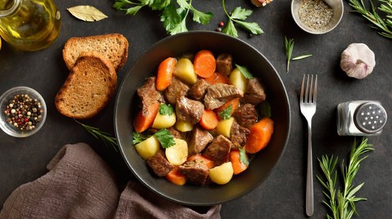 Carne com batata e cenoura (Imagem: Tatiana Volgutova | Shutterstock)