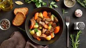 Carne com batata e cenoura (Imagem: Tatiana Volgutova | Shutterstock)