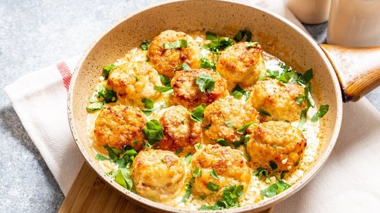 Almôndegas de frango ao molho de iogurte (Imagem: Ivanna Pavliuk | Shutterstock)