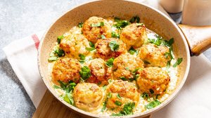 Almôndegas de frango ao molho de iogurte (Imagem: Ivanna Pavliuk | Shutterstock)