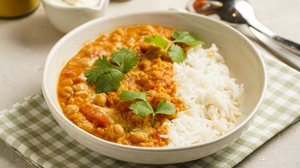 Curry de lentilha vermelha com grão-de-bico (Imagem: RomanaMart | Shutterstock)