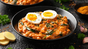 Curry de grão-de-bico, espinafre e ovo (Imagem: DronG | Shutterstock)
