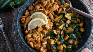 Frango grelhado com abobrinha (Imagem: Angelika Heine | Shutterstock)
