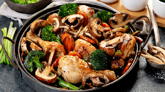 Coxa de frango assada com cogumelos e legumes (Imagem: Tatjana Baibakova | Shutterstock)