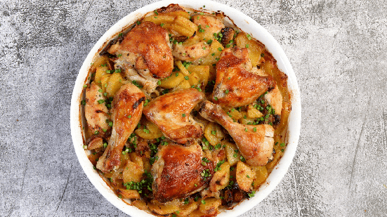 Frango assado com batata (Imagem: SergeyST78 | Shutterstock)