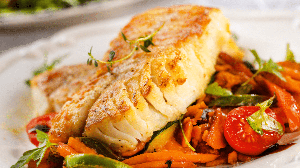 Filé de tilápia grelhado com legumes (Imagem: KarepaStock | Shutterstock)