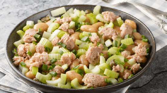Salada de atum com feijão-branco e aipo (Imagem: Sergii Koval | Shutterstock)