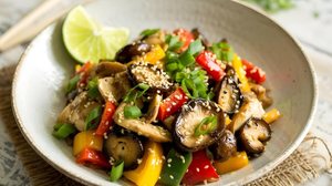 Cogumelos salteados com pimentões e gergelim (Imagem: Arwa1996)