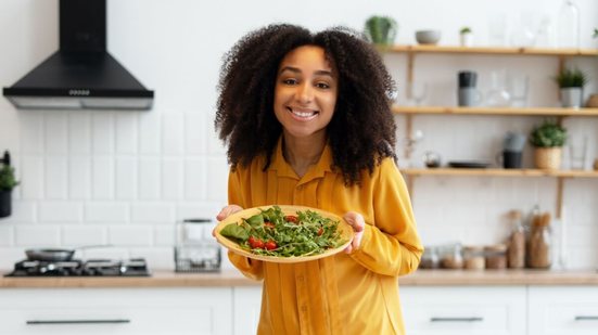 É possível se alimentar de maneira saudável sem carne vermelha (Imagem: AYO Production | Shutterstock)