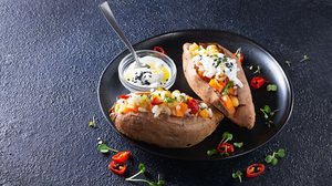 Batata-doce recheada com vegetais (Imagem: Mila Bond | Shutterstock)