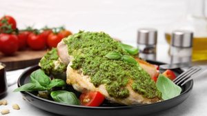 Frango grelhado com pesto de manjericão e espinafre (Imagem: New Africa | Shutterstock)