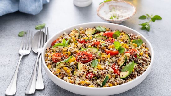 Salada de quinoa com legumes (Imagem: Elena Veselova | Shutterstock)