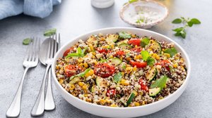 Salada de quinoa com legumes (Imagem: Elena Veselova | Shutterstock)