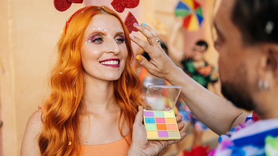 Maquiagens, glitter, calor e aglomerações aumentam o risco de crises alérgicas nesta época do ano (Imagem: Kleber Cordeiro | Shutterstock)