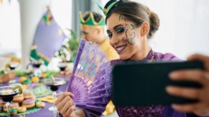 Postagens feitas durante o Carnaval podem impactar oportunidades profissionais (Imagem: Drazen Zigic | Shutterstock)