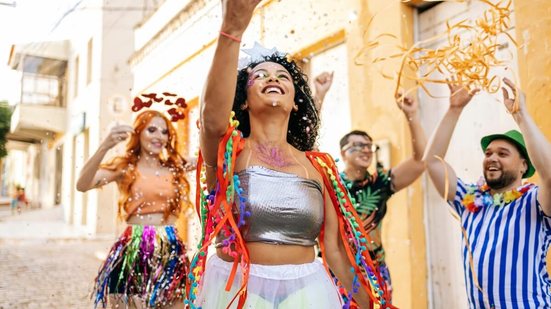 Cuidar do corpo antes, durante e depois do Carnaval é essencial para curtir a folia em preocupação (Imagem: afotostock | Shutterstock)