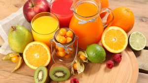 Certos alimentos e nutrientes ajudam a manter a hidratação e evitam a sensação de cansaço e sonolência (Imagem: Lisa A | Shutterstock)