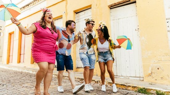 O calor extremo no Carnaval pode aumentar o desconforto vascular (Imagem: Kleber Cordeiro | Shutterstock)
