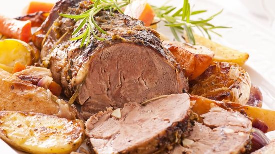 Carne assada com legumes (Imagem: hlphoto | Shutterstock)