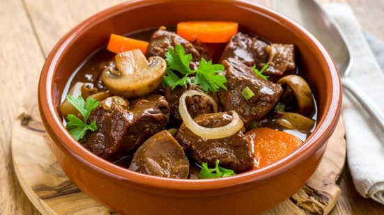 Carne de panela com cogumelo e cenoura (Imagem: AndMax Photography)
