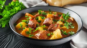 Coxão duro com batata e cenoura (Imagem: Narsil | Shutterstock)