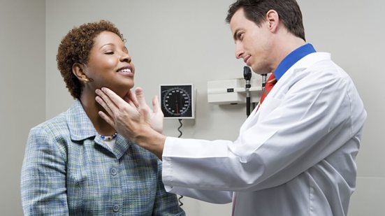 O caroço no pescoço pode aparecer após infecções (Imagem: XiXinXing | Shutterstock)