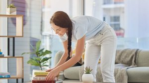 Além de causar desconforto visual, uma casa bagunçada pode manter o cérebro em estado de alerta constante, dificultando o relaxamento (Imagem: PeopleImages | Shutterstock)