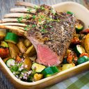 Carré de cordeiro assado com vegetais (Imagem: Dani Vincek | Shutterstock)