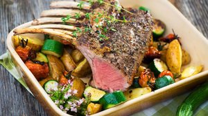 Carré de cordeiro assado com vegetais (Imagem: Dani Vincek | Shutterstock)