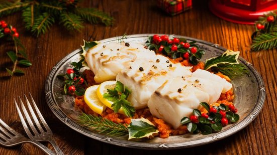 Bacalhau ao forno sobre refogado de tomate (Imagem: gkrphoto | Shutterstock)