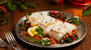 Bacalhau ao forno sobre refogado de tomate (Imagem: gkrphoto | Shutterstock)