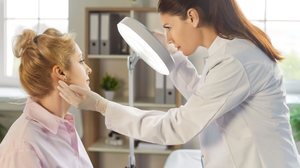 A celulite facial é um processo infeccioso e bacteriano (Imagem: Studio Romantic | Shutterstock)